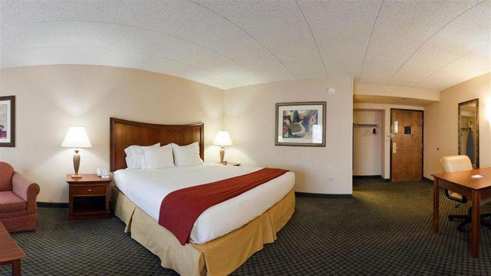Holiday Inn Express Chicago-Downers Grove By Ihg Bagian luar foto