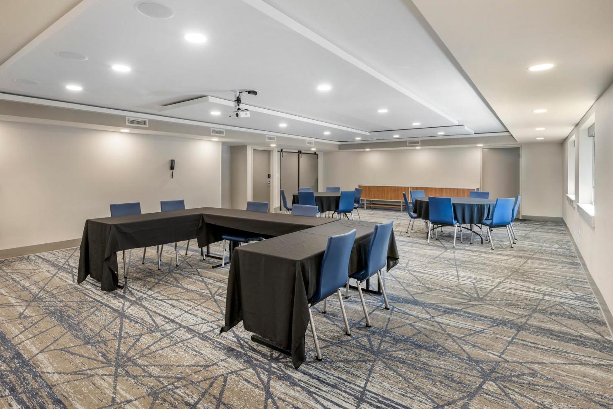 Holiday Inn Express Chicago-Downers Grove By Ihg Bagian luar foto