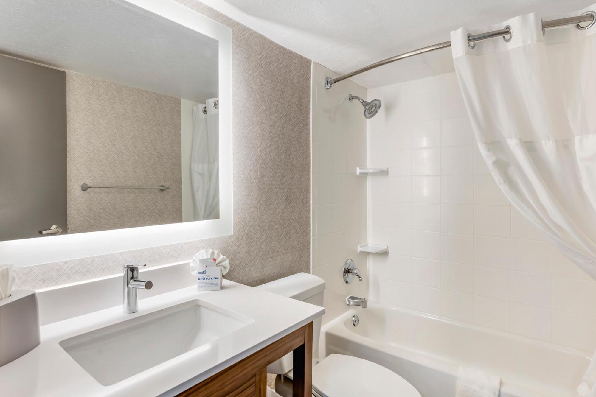 Holiday Inn Express Chicago-Downers Grove By Ihg Bagian luar foto